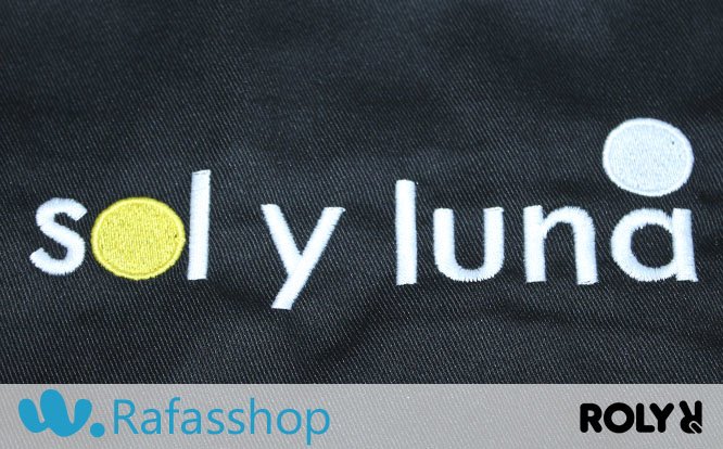 Técnica de estampación por bordado sobre delantal negro