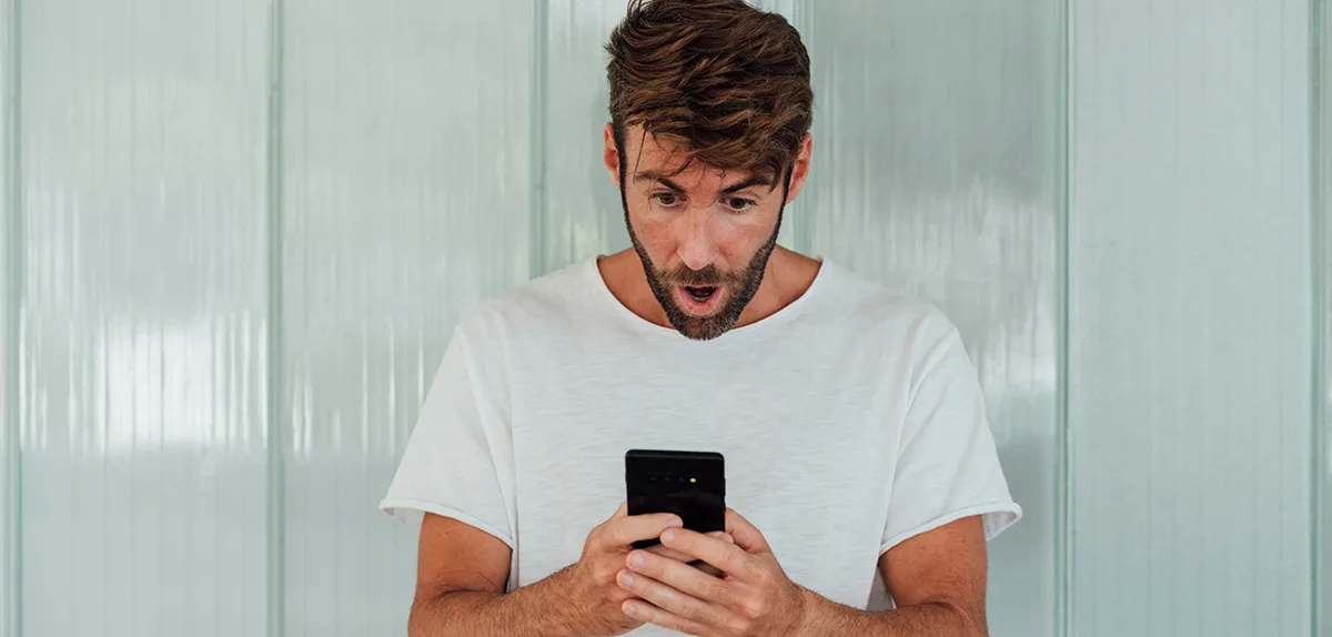 Chico Sorprendido Por Las Ventajas De Rafasshop