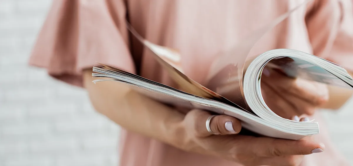 Mujer Con Catalogo Roly 2020