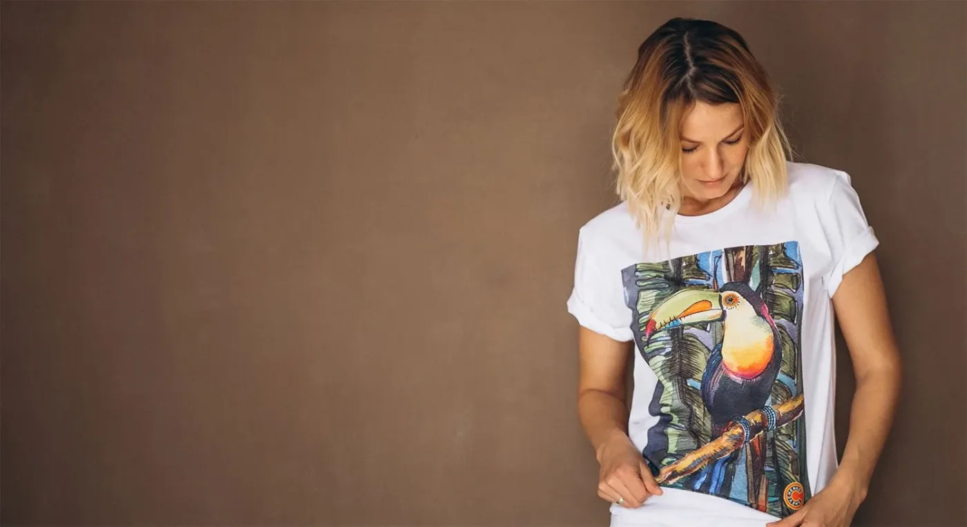 Mujer Con Una Camiseta De Un Pelicano