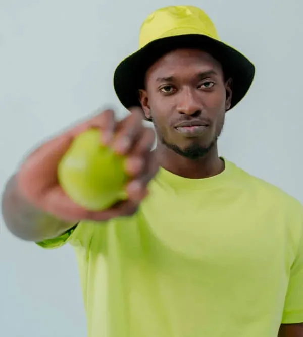 Hombre gorra amarilla jpg webp