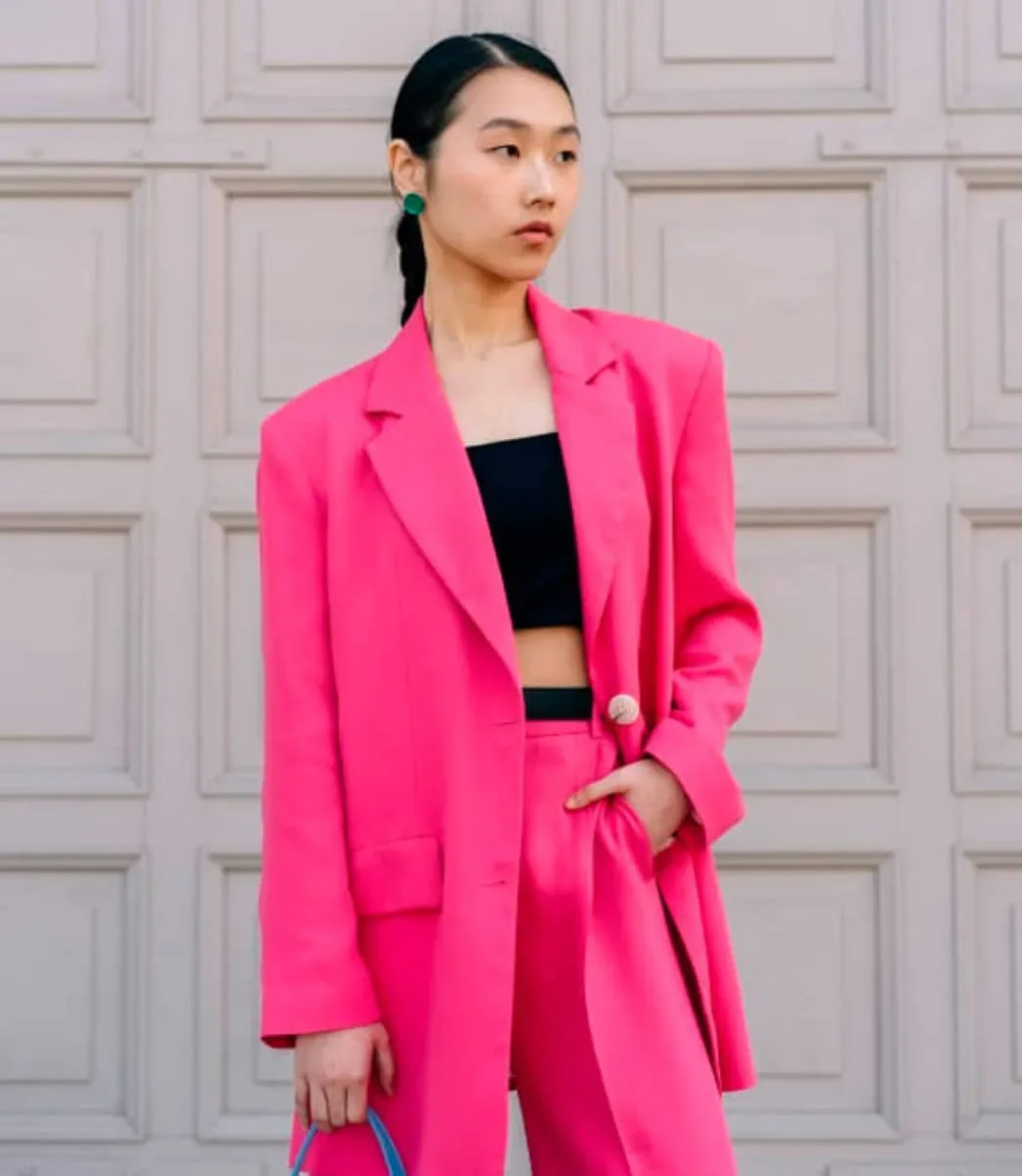 Mujer traje rosa 4 jpg webp