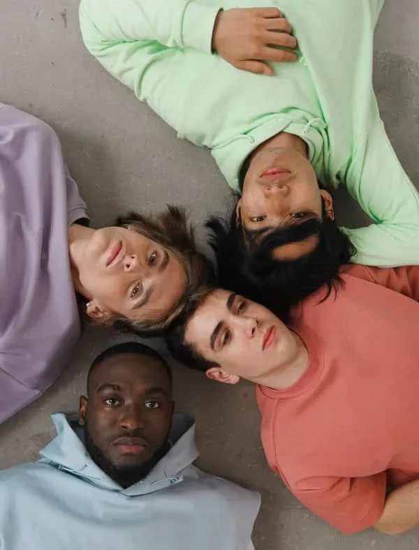 Personas tonos pastel jpg webp