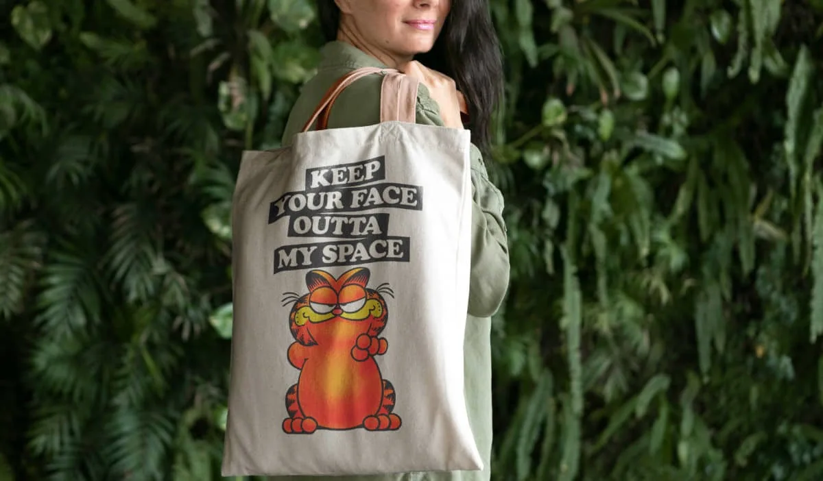 Mujer con bolsa naturaleza 1 jpg